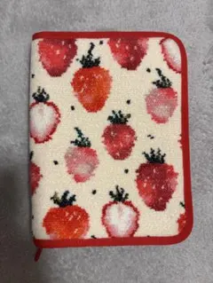 ストロベリードット柄マルチケース