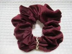 ゴールドのリング付き　ベロア生地シュシュ　ワインレッド系