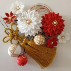 つまみ細工の髪飾り 白、金　半くす　赤の小さめ半くす、タッセル他　成人式 卒業式