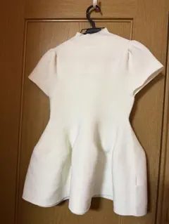shellerシェリエ ペプラムニットオフショルダー白 - メルカリ