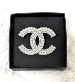 限定カラー！CCロゴ ダブルCロゴ ブローチ　パール　シルバー