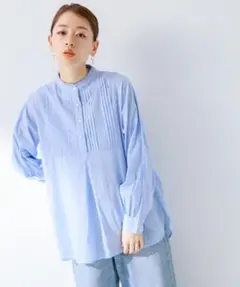 ◎新品サニーレーベル　スタンドフリルカラーコットンタックドレスシャツ　ブルーのサムネイル