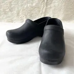 未使用級✨ダンスコ クロッグサンダル オイルドレザー ブラックのサムネイル