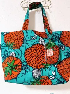 handmade⭐︎マチたっぷりビッグトートバッグ⭐︎ポーチ付き⭐︎アフリカ布いちご