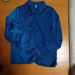 青い刺繍付き長袖シャツ