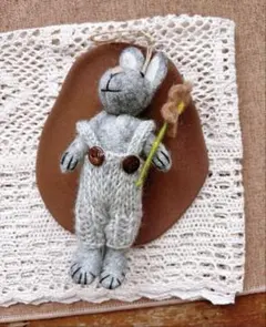 ミナペルホネン ハンドメイド うさぎのブローチ リネン刺繍 - メルカリ
