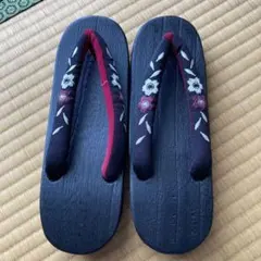 黒い下駄 花柄鼻緒刺繍入り