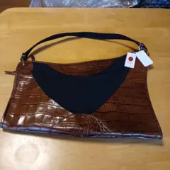 イタリアの、素材を使い日本で縫製した鞄です。