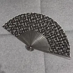 蝶模様の黒い扇子