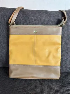 ショルダーバッグ　サコッシュ　合成皮革