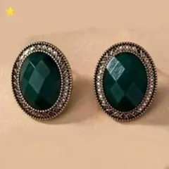 緑ファセットストーンスタッドピアス　カジュアル　エレガント　個性的　ヴィンテージ