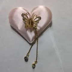 蝶の形状の金色ブローチ