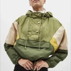 ナイロンジャケット Bershka グリーン ショート丈