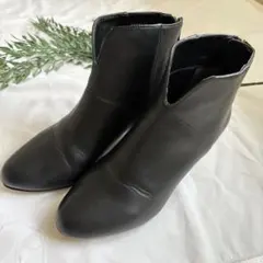 Odette e Odile バックファスナー ショートブーツ 23 Vカット