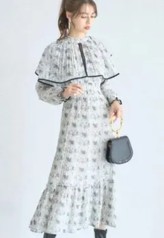 クラシカルアート風フラワープリントプリーツケープワンピース　ブラック