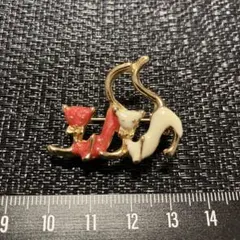 猫モチーフ ブローチ 2匹の猫 ゴールドカラー