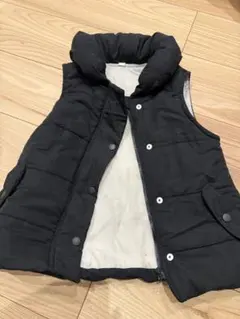 黒のダウンベスト