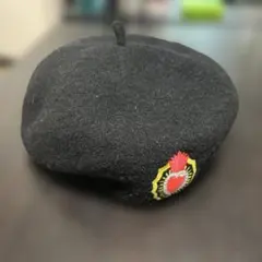 黒の刺繍付きベレー帽