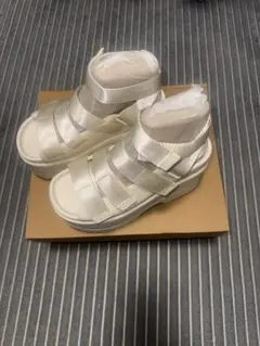 UGG ホワイト ストラップサンダル