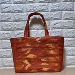 帯リメイク　赤橙色地　モダン柄　フロントポケット　大きめ　トートバッグ