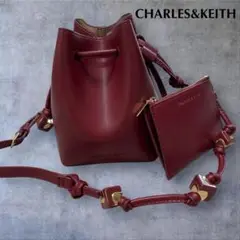 美品！　CHARLES＆KEITH　キューブノット　バケットバッグ　バーガンディ