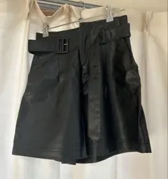 レザー ベルト付き ショートパンツ 黒