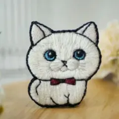 白猫の刺繍ブローチ　うちのこ×スイーツカラー（キルシュトルテ）の一点物
