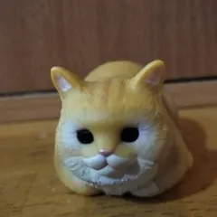オレンジ色の猫フィギュア