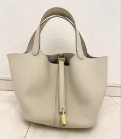 【美品】アイボリー　レザーのキューブバッグ