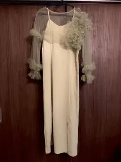 ミントグリーン色のフリル付きロングドレス