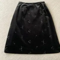 黒の刺繍入りベロアひざ丈スカート　ペイトンプレイス　Mサイズのサムネイル