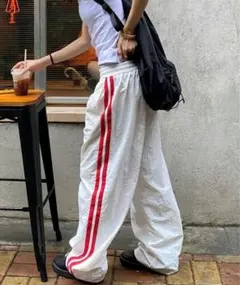 ホワイトカジュアルパンツ 赤いストライプ