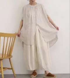 美品 ボタニカル柄 半袖ブラウス ベージュ系 ラメ入り ルピリアンのサムネイル