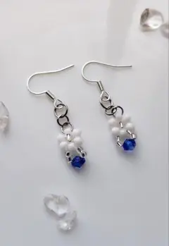 白いお花のビーズピアス（シルバー）【ハンドメイド】青