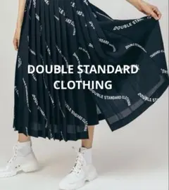 美品♡ダブスタ エッセンシャル ロゴ プリーツロングスカート モノトーン 36のサムネイル