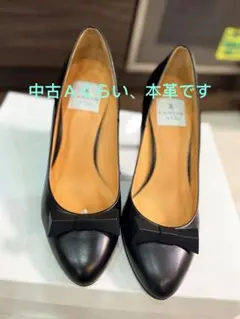 LANVIN en Bleuのブラックレザーリボンモチーフパンプスです