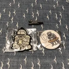 ちいかわ　鎧さん　缶バッチ　ラバーキーホルダー　ガチャガチャ