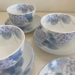 青い花柄の湯呑みと茶托のセット