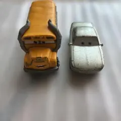 トミカ カーズ ミス・フリッター スターリング