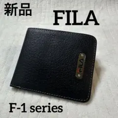 FILA（フィラ） エフワン（F-1） メタルプレート付き 二つ折りウォレットのサムネイル