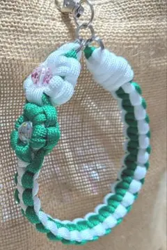 白 グリーン 冬 花モチーフ 二色編み ハンドストラップ ハンドメイド バックに