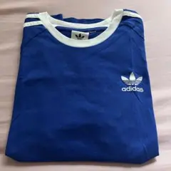 adidas青Tシャツ
