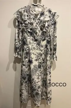 トッコクローゼット ラッフルフリル付きパール釦フラワープリントワンピース