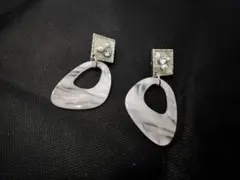 マーブル模様のオープンハートイヤリング