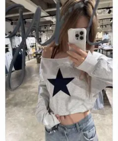 Subdued oversized sweater with starのサムネイル