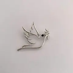 シルバーの鳥シルエットブローチ ブローチ 小鳥 銀色 シルバーカラー シンプル