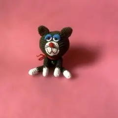 ハンドメイド　レトロポップな猫　編みぐるみ　ブサカワ　深緑ねこ　あみぐるみのサムネイル