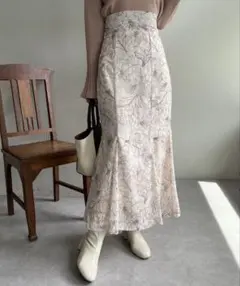 【新品未使用】線画花柄ロングスカート