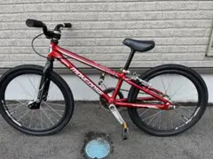 Mongoose BMXバイク、ヘルメット、バイクウェアセットのサムネイル