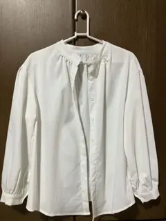 ホワイト 長袖 シャツ ボタン付き　白シャツ